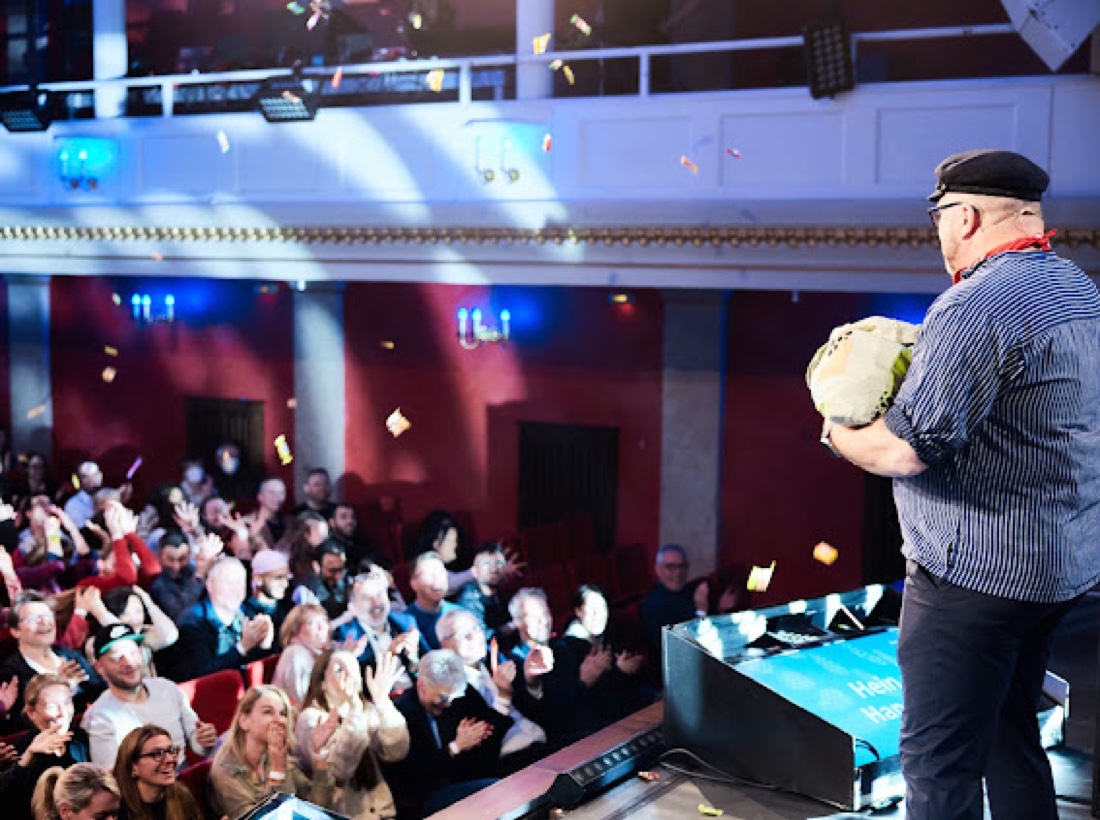 Hein Hansen wirft im Finale Süßigkeiten in das Publikum