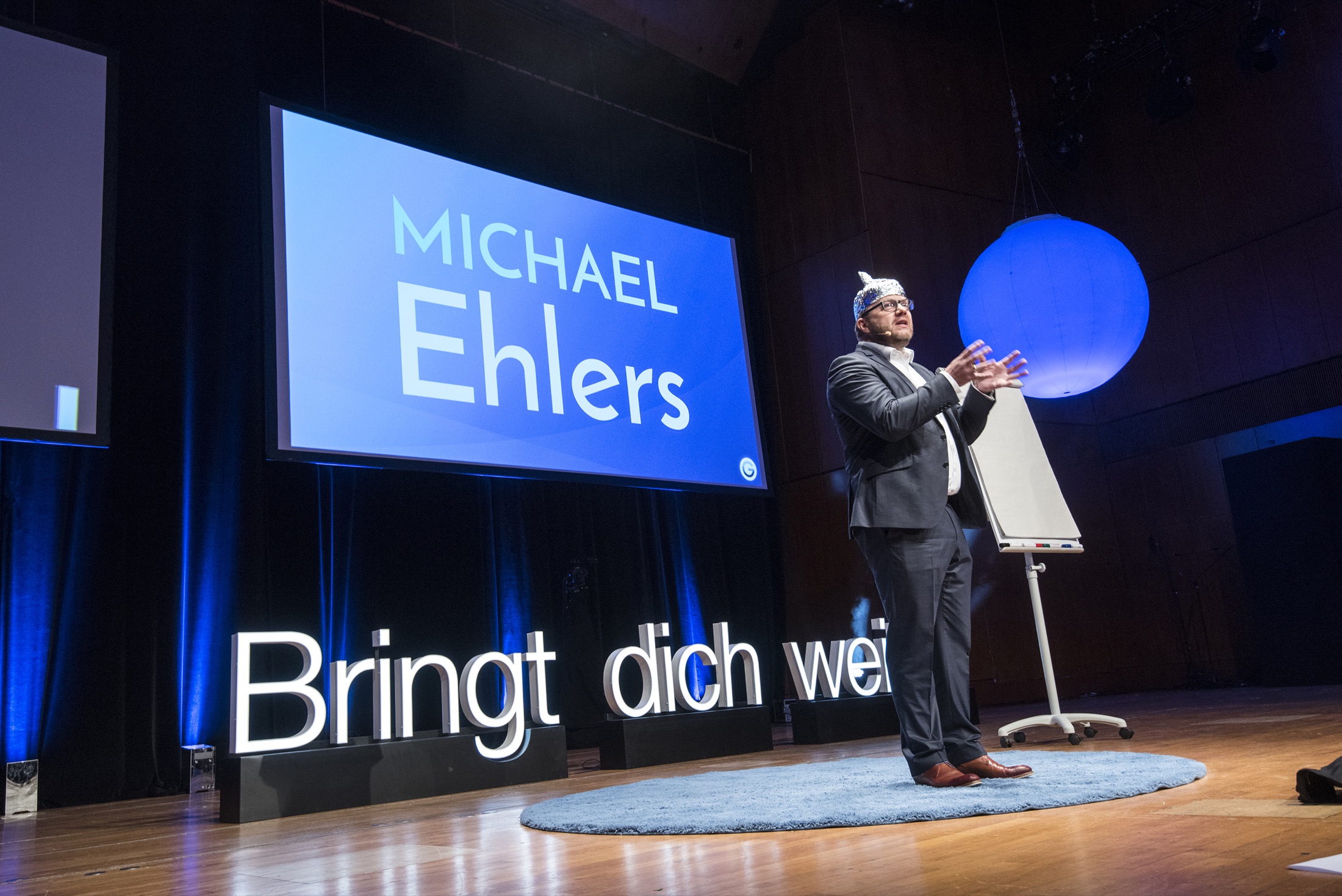 Michael Ehlers erzählt eine Geschichte auf der Bühne