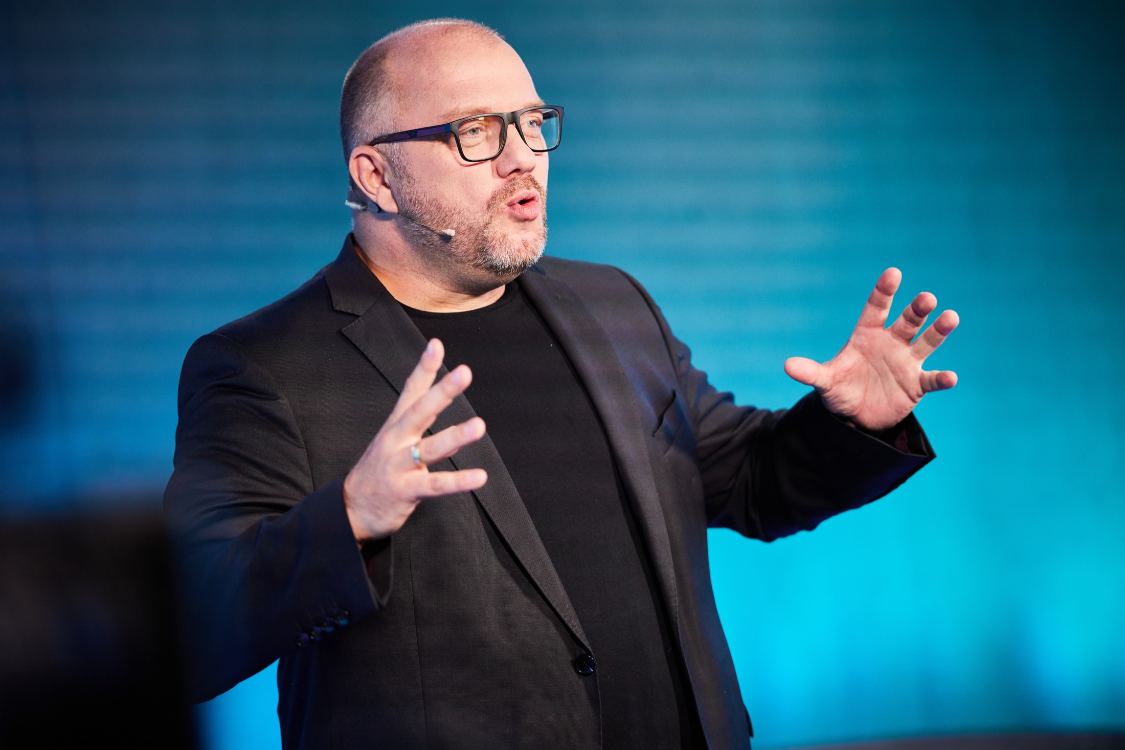 Michael Ehlers während einer Keynote über Rhetorik