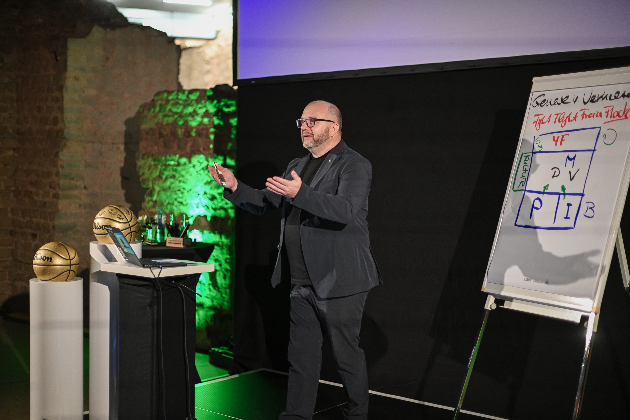 Michael Ehlers erklärt komplexe Zusammenhänge mit einer Zeichnung am Flipchart