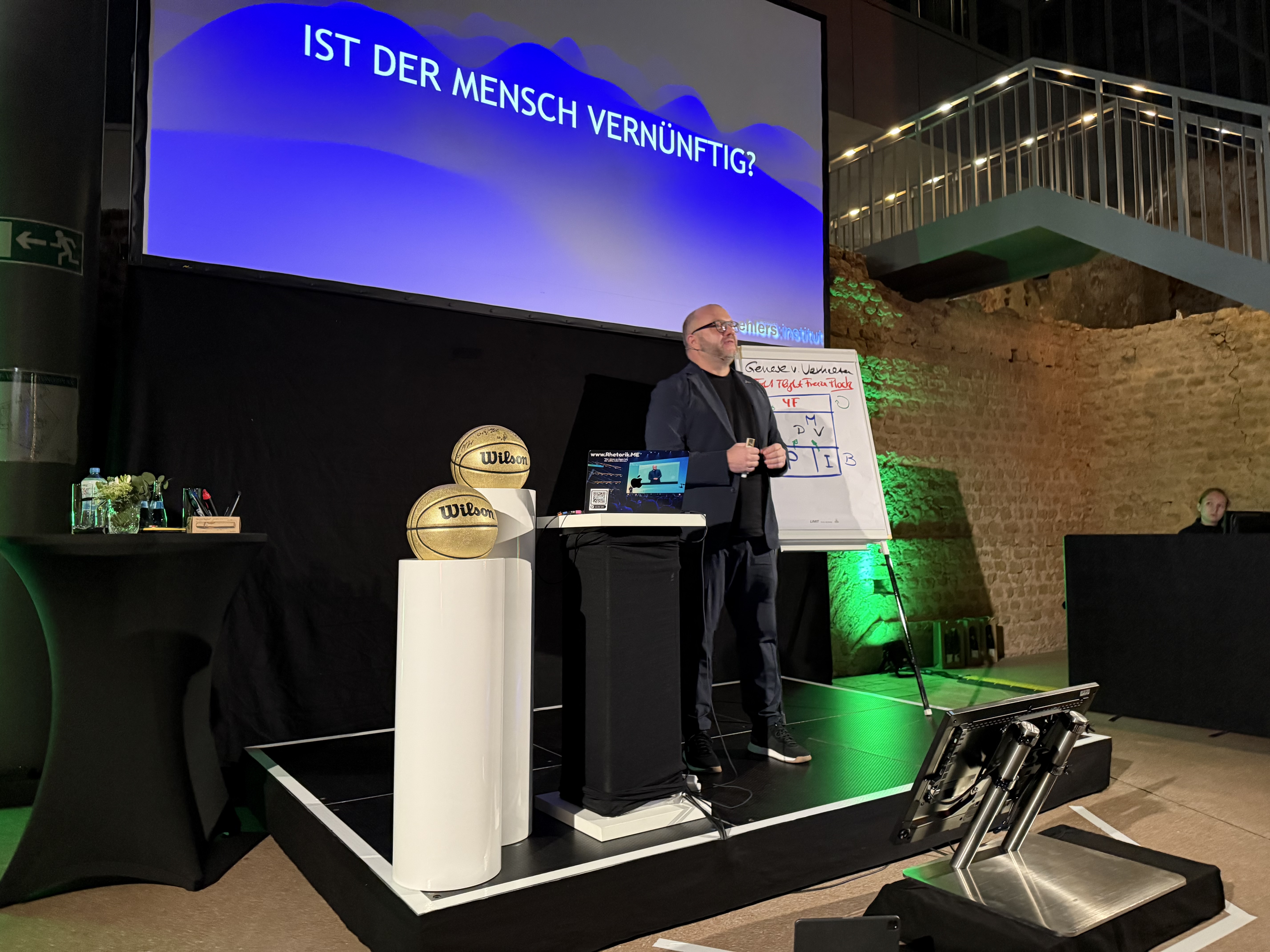 Michael Ehlers stellt auf der Bühne die Frage, ob der Mensch vernünftig ist