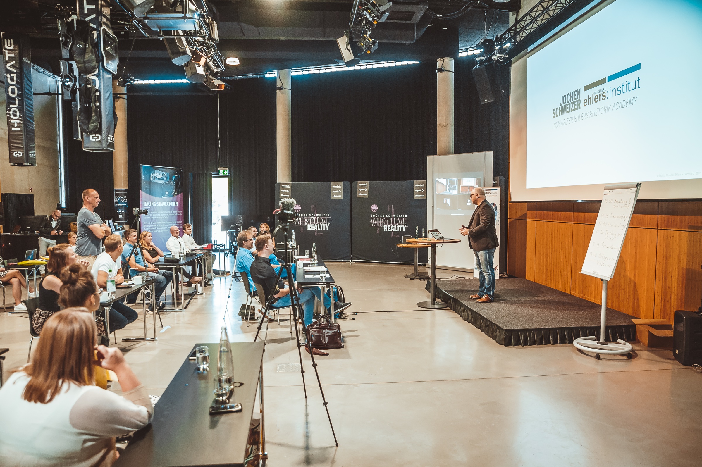 Michael Ehlers bei einer Keynote in einem modernen Virtual-Reality-Veranstaltungsraum