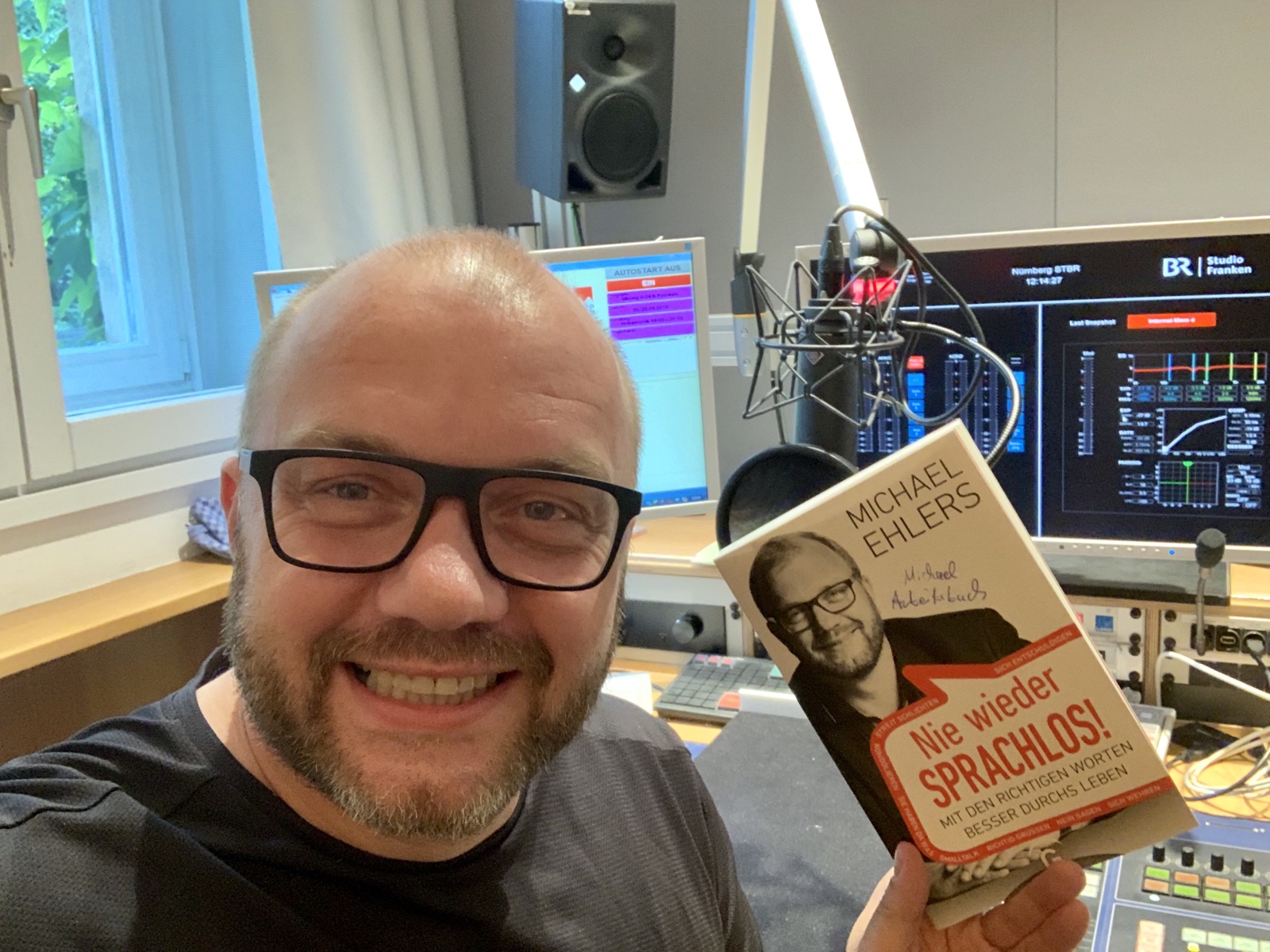 Michael Ehlers im Hörfunkstudio des Bayerischen Rundfunks